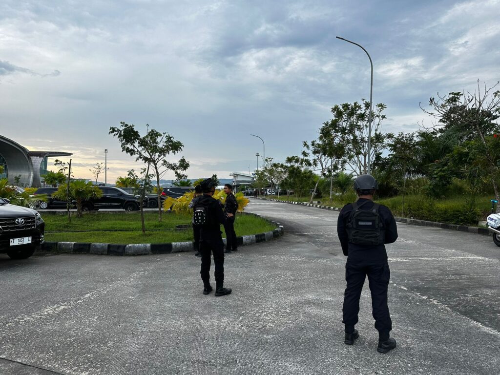 Libatkan Tim PHH dan Gegana, Sat Brimob Polda Kaltim Lakukan Pengamanan Ketat Selama Kunjungan Kapolri di Acara GMKI Samarinda WhatsApp Image 2025 05 17 at 10.43.40