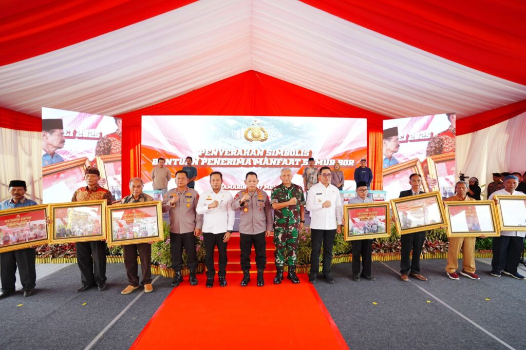 Bansos Polri di Kaltim: 2000 Paket Sembako dan 7 Titik Sumur Bor untuk Warga WhatsApp Image 2025 05 17 at 14.03.27