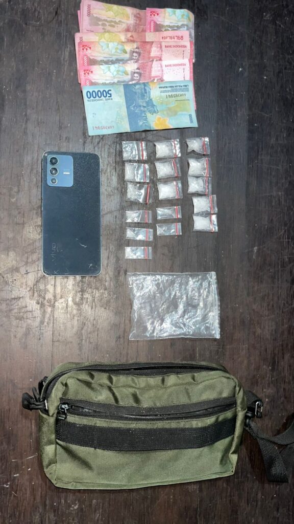 Polsek Kembang Janggut Tangkap Petani Pengedar Sabu, 16 Paket Diamankan WhatsApp Image 2025 05 19 at 11.15.06 e6ab83c7