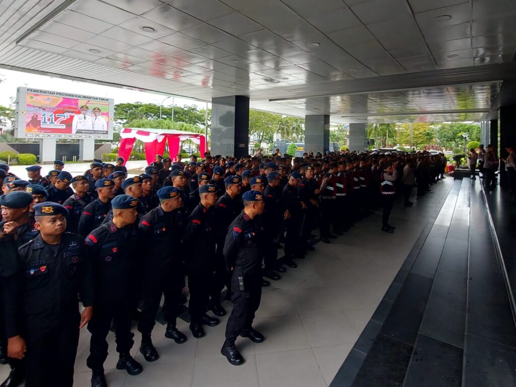Kawal Aksi Unras Ojol dan Mahasiswa, Sat Brimob Polda Kaltim Gelar Pengamanan di Kantor Gubernur Kaltim WhatsApp Image 2025 05 21 at 08.44.02