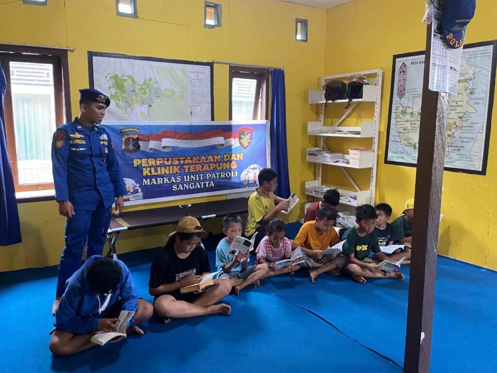 Tingkatkan Minat Baca dan Layanan Kesehatan, Ditpolairud Polda Kaltim Gelar Perpustakaan dan Klinik Terapung di Pesisir Pantai Kenyamukan Sangatta WhatsApp Image 2025 05 21 at 11.10.29