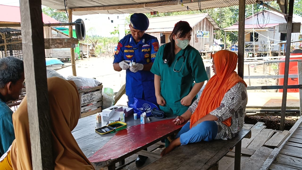 Tingkatkan Minat Baca dan Layanan Kesehatan, Ditpolairud Polda Kaltim Gelar Perpustakaan dan Klinik Terapung di Pesisir Pantai Kenyamukan Sangatta 1 WhatsApp Image 2025 05 21 at 11.13.00