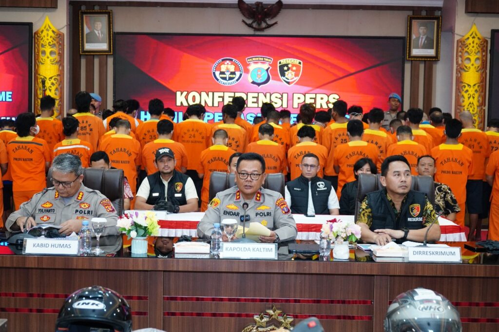 Kapolda Kaltim Pimpin Konferensi Pers Ungkap Hasil Operasi Pekat Mahakam II 2025, Sebanyak 134 Pelaku Diamankan WhatsApp Image 2025 05 23 at 16.36.21 29008dd3