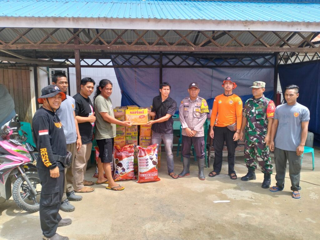 Wujud Kepedulian terhadap Sesama, Bhabinkamtibmas Polsek Muara Kaman dan PMI Berikan Bantuan Korban Banjir di Desa Lebaho Ulaq WhatsApp Image 2025 05 25 at 12.06.03