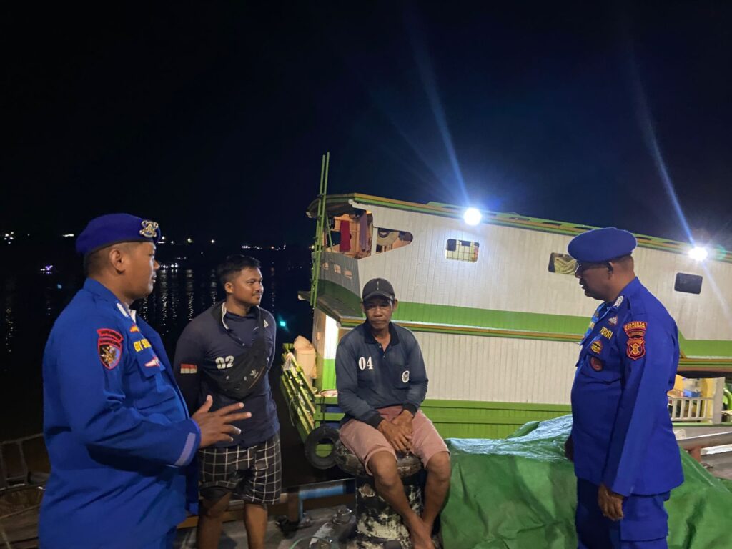 Melalui Patroli KRYD, Sat Polairud Polresta Samarinda Tingkatkan Pengamanan di Dermaga Mahakam Ulu WhatsApp Image 2025 05 25 at 12.45.50