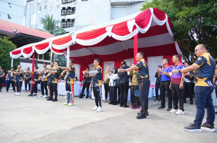 Sambut Hari Bhayangkara Ke-79, Kapolda Kaltim Resmi Buka Pertandingan Badminton ‘Kapolda Kaltim Cup 2025’ WhatsApp Image 2025 05 26 at 18.46.00