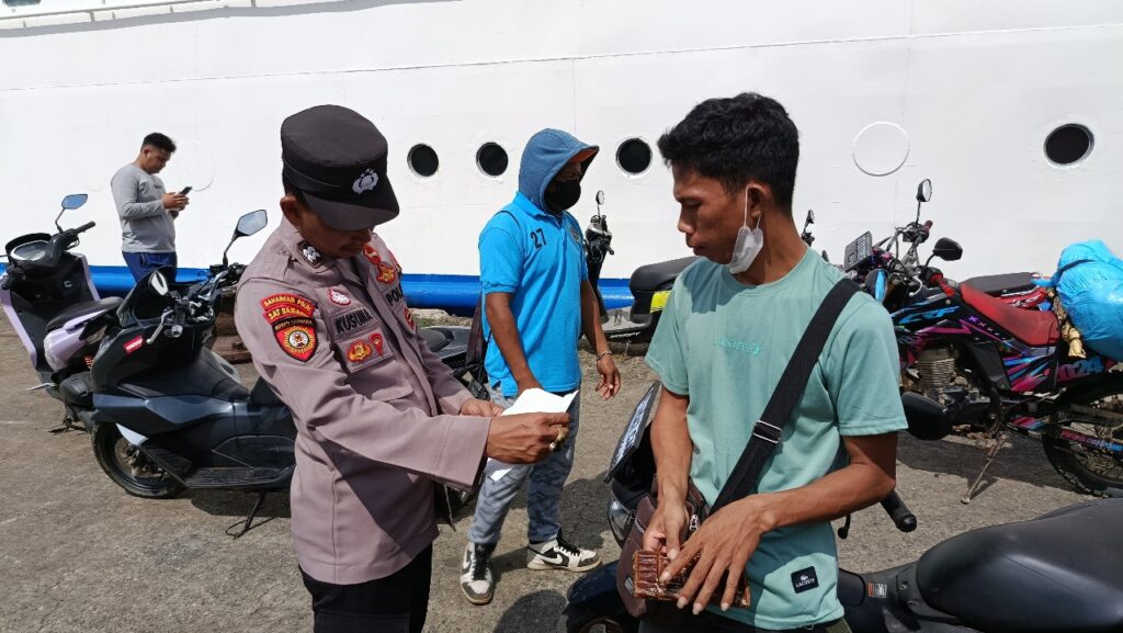 Polsek Kawasan Pelabuhan Samarinda Amankan Kedatangan KM. Adithya, Pastikan Penumpang dan Barang Tiba dengan Aman WhatsApp Image 2025 05 27 at 11.06.30