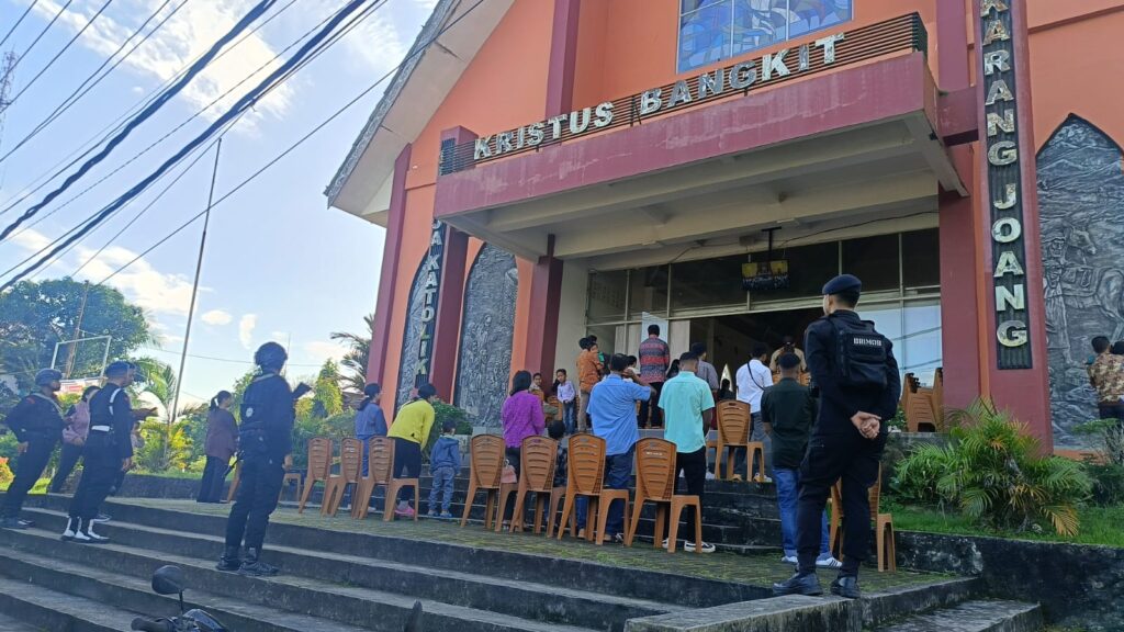 Hari Raya Kenaikan Isa Almasih, Sat Brimob Polda Kaltim Gelar Patroli Keamanan secara Intensif di Sejumlah Gereja WhatsApp Image 2025 05 29 at 12.07.35