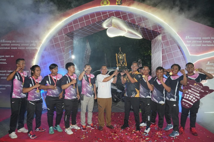 Kapolda Kaltim Resmi Tutup Turnamen Badminton “Kapolda Kaltim Cup 2025”, Polres Berau Berhasil Raih Trofi Juara WhatsApp Image 2025 05 30 at 10.10.28