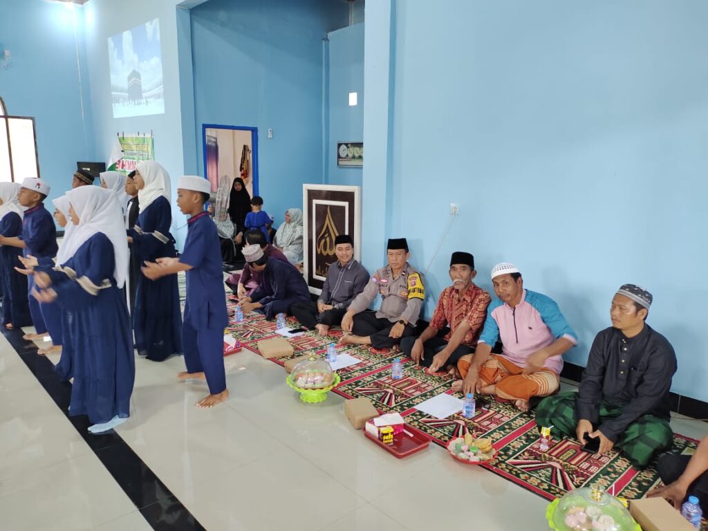 Ajak Masyarakat Jaga Persaudaraan dan Nilai Keagamaan, Bhabinkamtibmas Tabalar Hadiri Pengajian Akbar 1