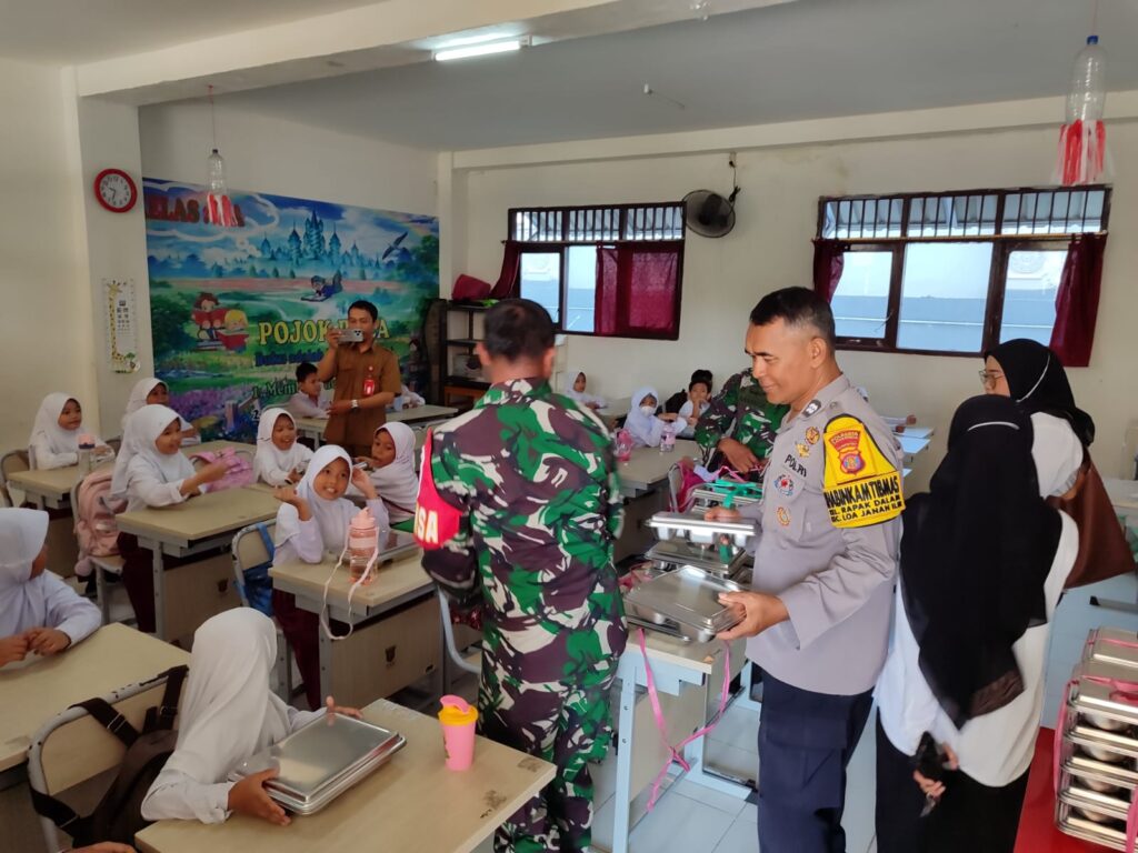 Polsek Samarinda Seberang dan SPPG Loa Janan Ilir Salurkan Ribuan Porsi Makanan Bergizi ke Sekolah 3 2