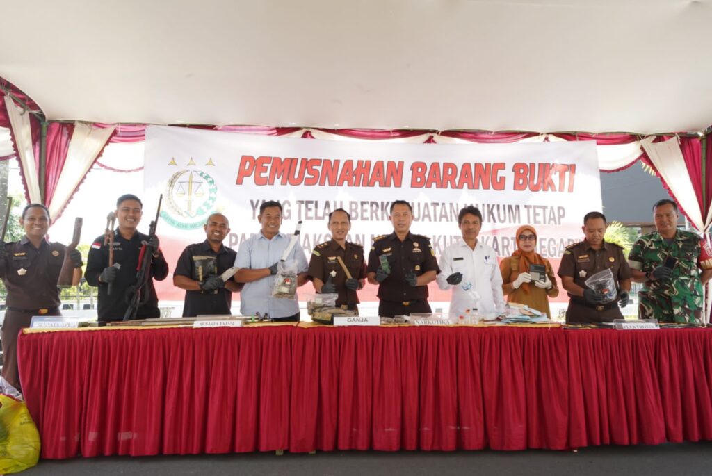 Polres Kukar Hadiri Pemusnahan Barang Bukti di Kejari Tenggarong 4 1