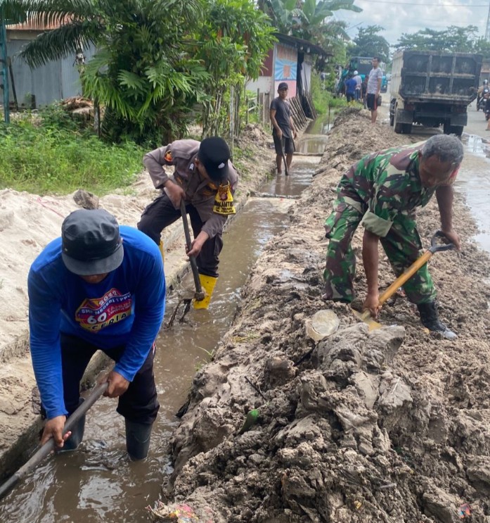 TNI-Polri dan Warga di Penajam Kompak Lakukan Kerja Bakti, Perkuat Kebersamaan dan Kepedulian Lingkungan 4