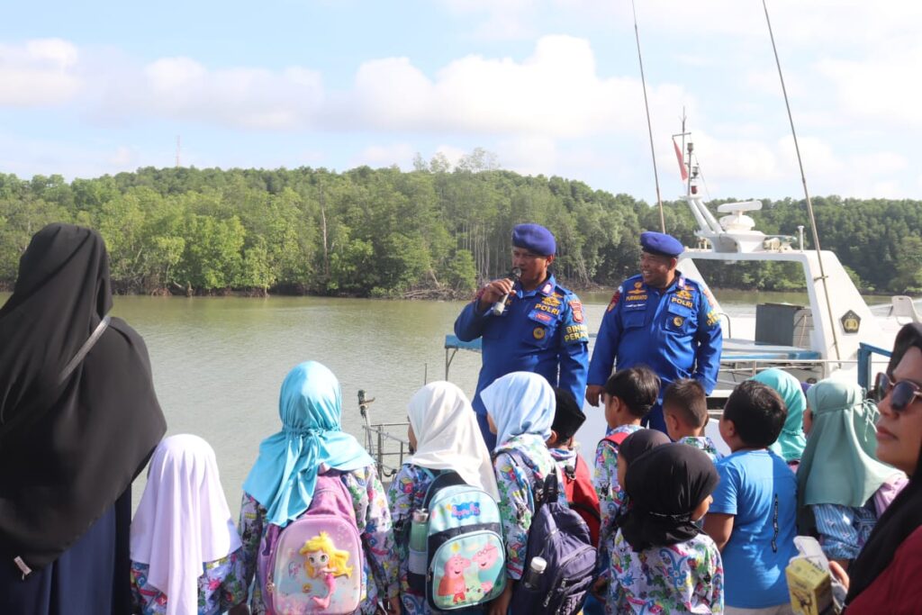 Mengenalkan Dunia Kepolisian Air, Ditpolairud Polda Kaltim Terima Kunjungan Belajar dari SKB Balikpapan Barat WhatsApp Image 2025 06 05 at 11.44.37 1ca2c963