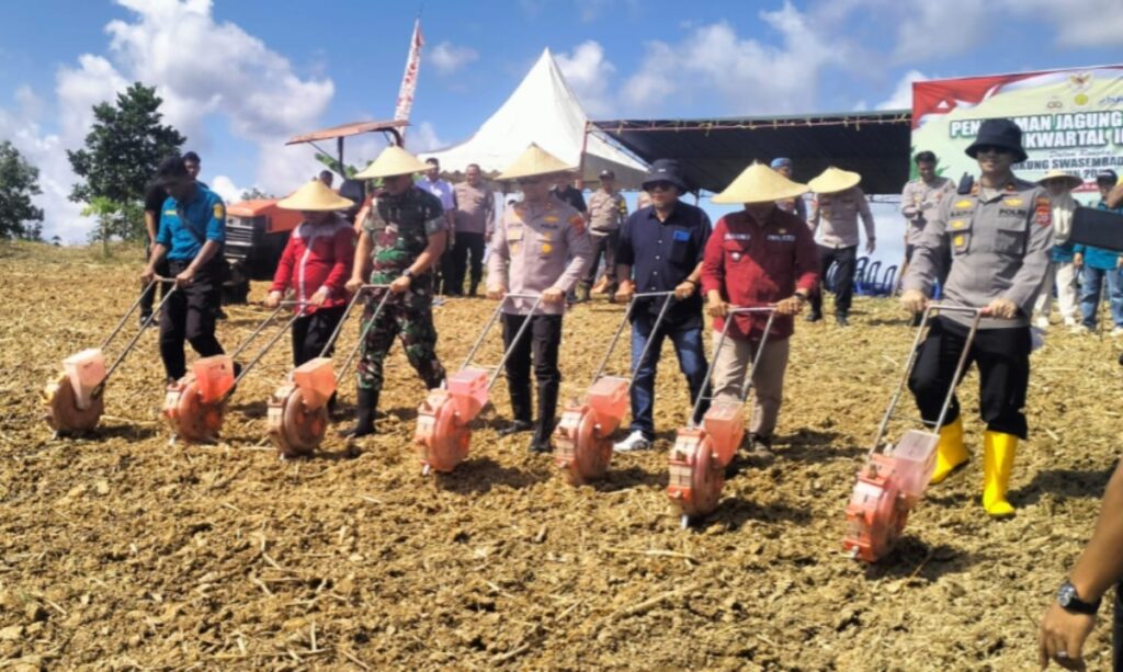 Dukung Swasembada Pangan Nasional, Polres Kukar Gelar Panen dan Tanam Jagung Serentak WhatsApp Image 2025 06 06 at 11.50.50