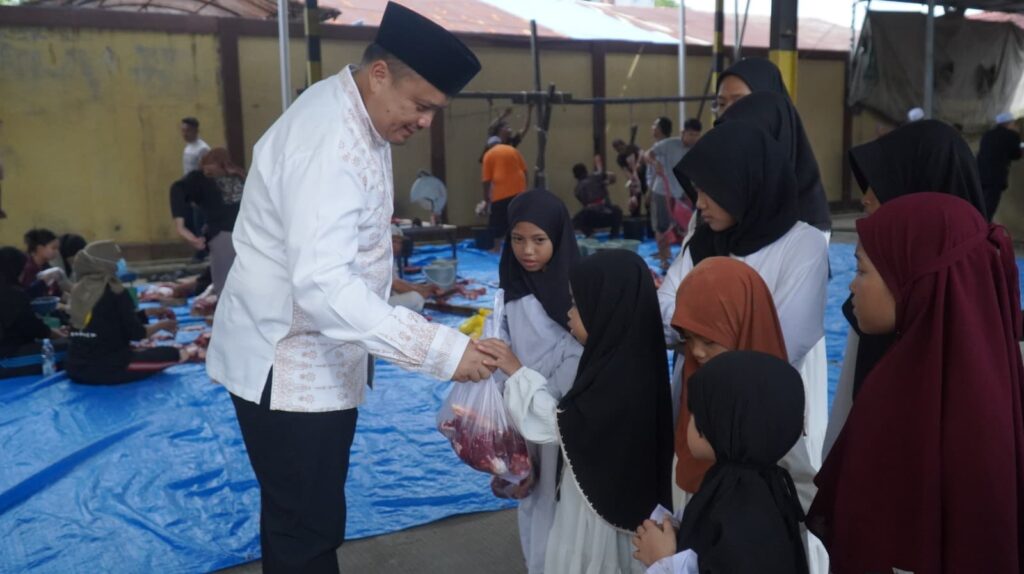 Tebar Keberkahan, Polresta Samarinda Lakukan Pembagian Hewan Kurban kepada Masyarakat WhatsApp Image 2025 06 07 at 11.21.01