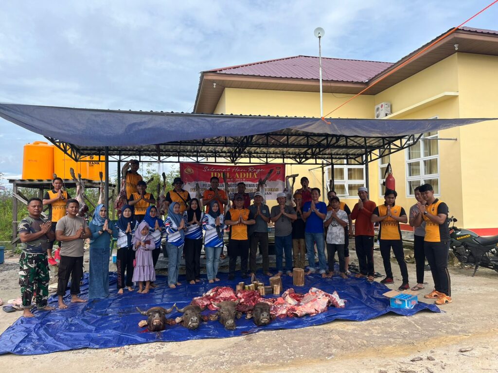 Iduladha Penuh Berkah, Polsek Pulau Derawan Salurkan 308 Paket Daging Qurban untuk Warga WhatsApp Image 2025 06 08 at 10.10.42 a32ff8ce