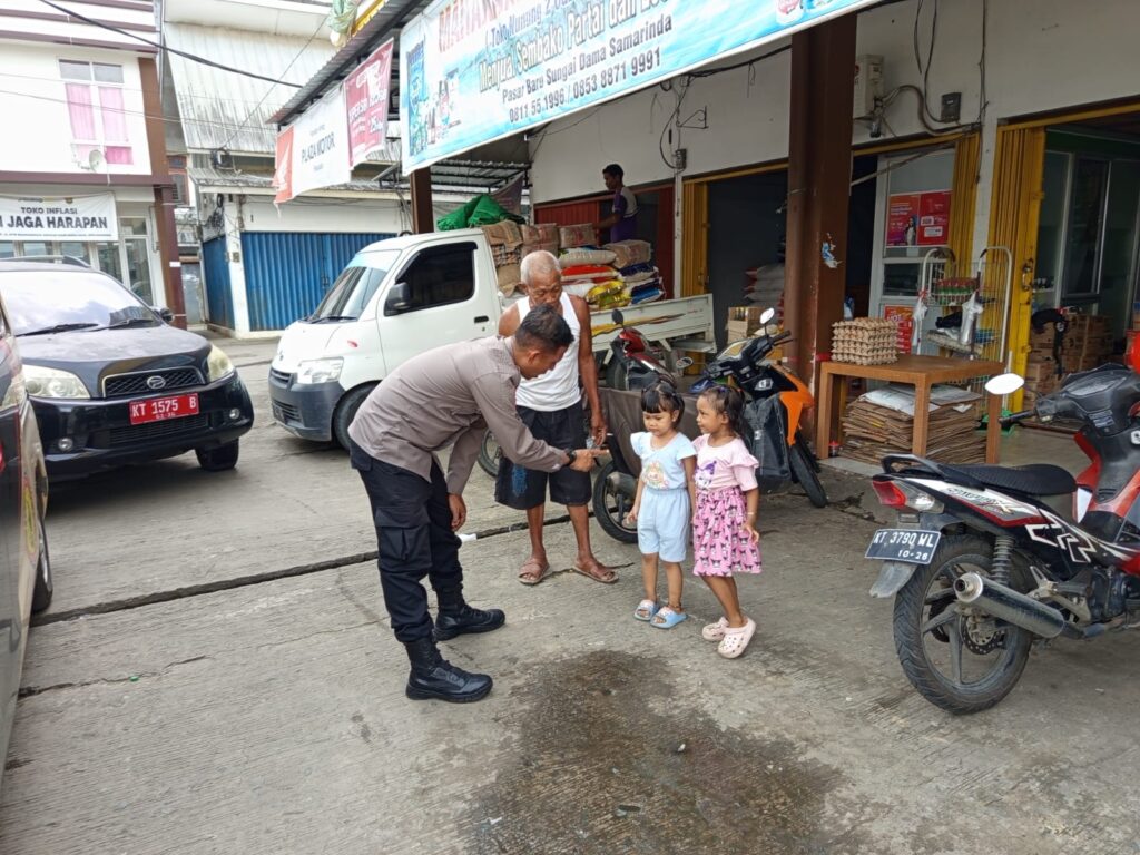 Sat Binmas Polresta Samarinda Gelar Penerangan Keliling di Pasar Sungai Damak, Ajak Warga Waspada dan Jaga Kamtibmas WhatsApp Image 2025 06 11 at 17.03.21 88f51d60