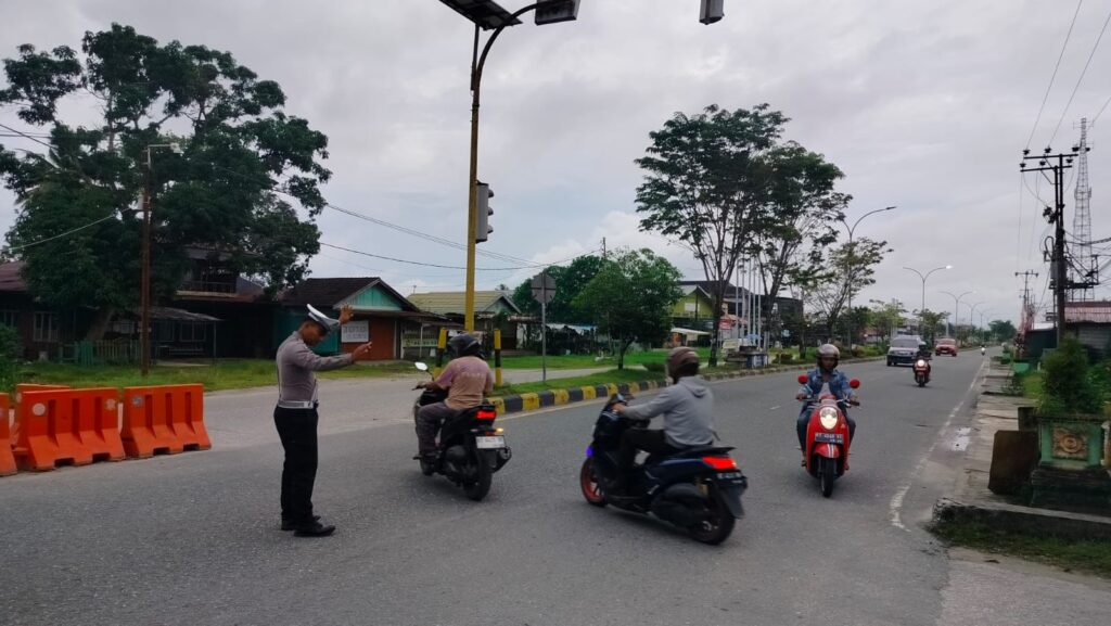 Satlantas Polres PPU Rutin Laksanakan Pengaturan Lalu Lintas Pagi Hari Demi Kelancaran dan Keselamatan Masyarakat WhatsApp Image 2025 06 12 at 09.25.22 5d9f7d0a