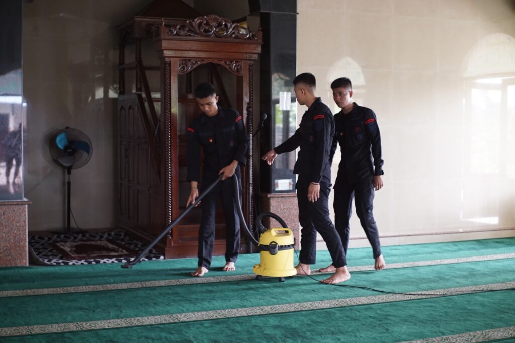 Hari Bhayangkara ke-79, Sat Brimob Polda Kaltim Gelar Peduli Kebersihan Rumah Ibadah WhatsApp Image 2025 06 14 at 11.26.28