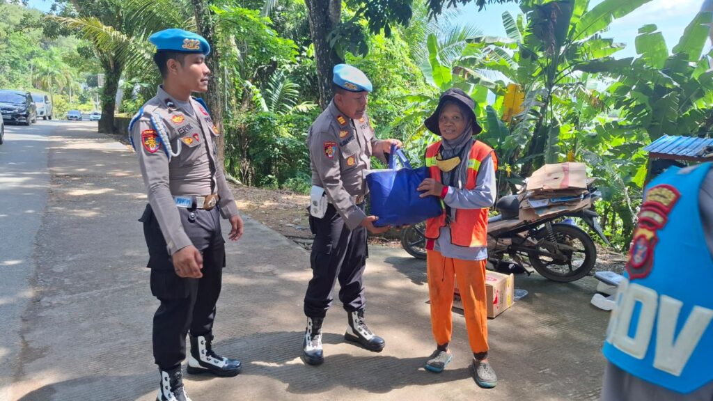 Sambut HUT Bhayangkara ke-79, Sipropam Polres Berau Salurkan Bantuan Sembako WhatsApp Image 2025 06 18 at 11.26.45