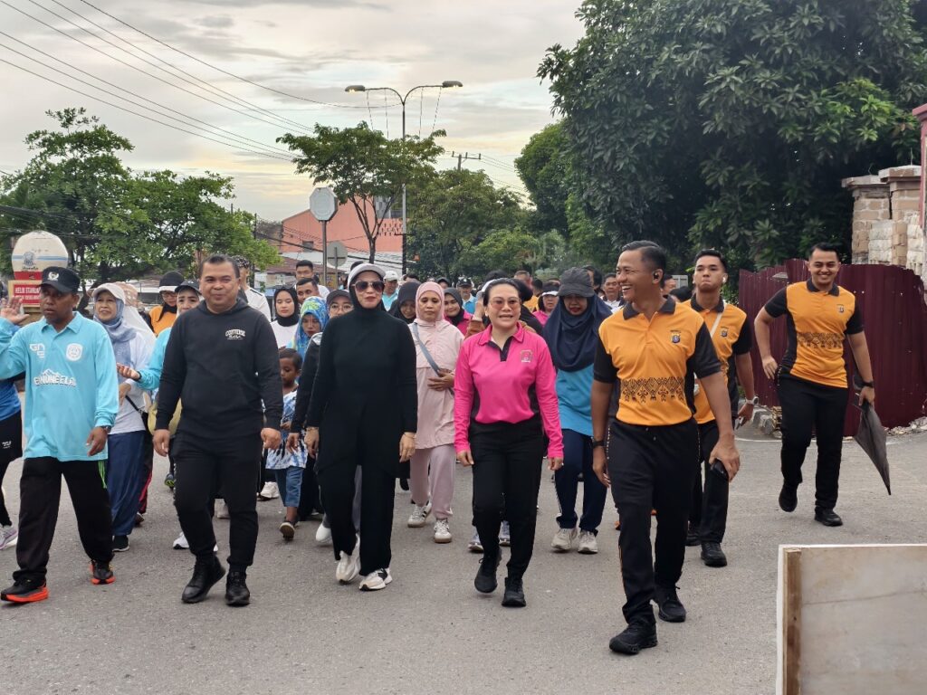 Polres Bontang Gelar Jalan Santai Bersama RT 45 Gunung Elai Sambut HUT Bhayangkara ke-79 WhatsApp Image 2025 06 18 at 11.26.51