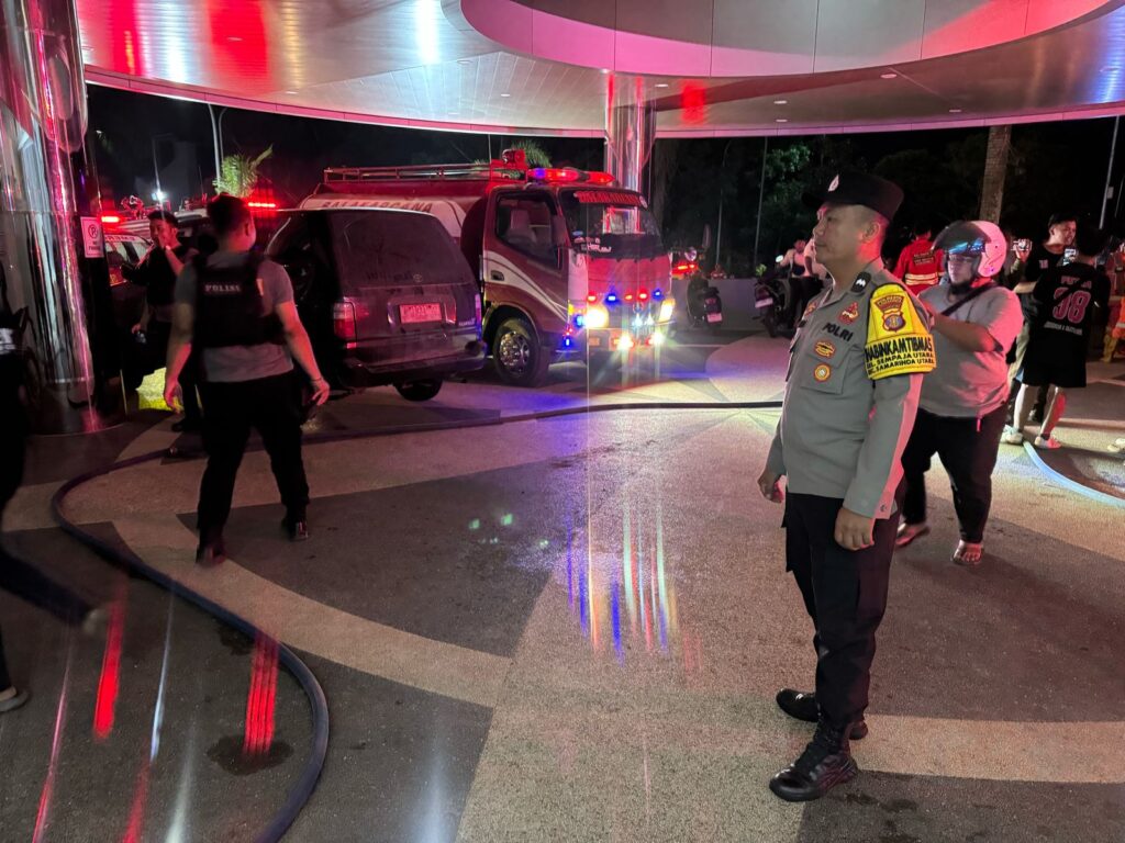 Gerak Cepat, Polsek Sungai Pinang Bantu Tangani Kebakaran di Hotel Atlet GOR Kadrie Oening di Samarinda WhatsApp Image 2025 06 19 at 11.47.33