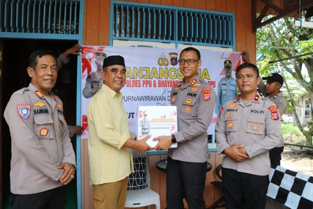 Wujud Kepedulian Jelang Hari Bhayangkara ke-79, Polres PPU Gelar Anjangsana dan Bakti Sosial WhatsApp Image 2025 06 23 at 13.37.49