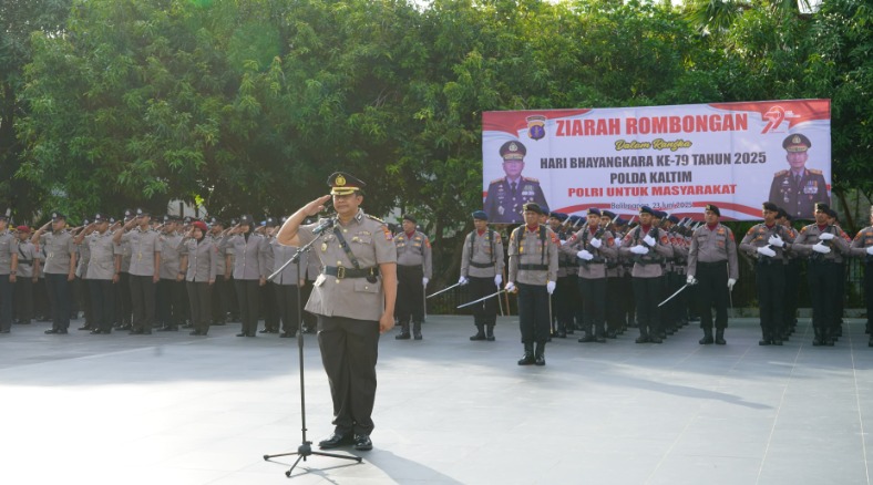Mengenang Jasa Para Pahlawan Jelang Hari Bhayangkara Ke-79, Polda Kaltim Gelar Upacara Ziarah ke TMP Dharma Agung Balikpapan WhatsApp Image 2025 06 23 at 14.02.41