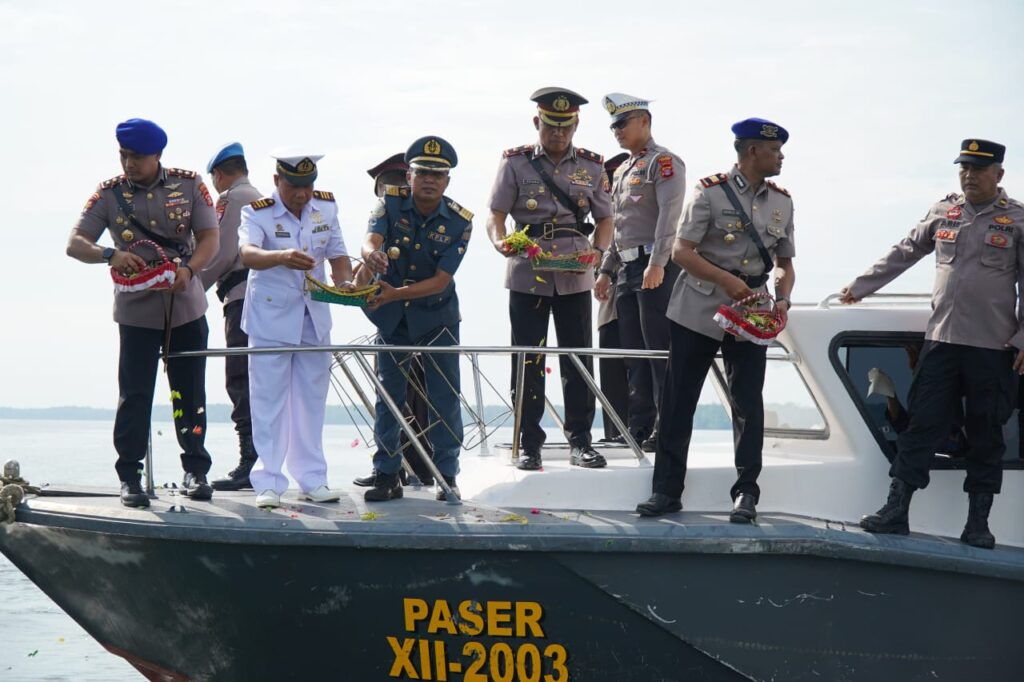 Kenang Jasa Pahlawan Jelang Hari Bhayangkara ke-79, Polres Paser Gelar Upacara Tabur Bunga di Laut WhatsApp Image 2025 06 23 at 15.03.09