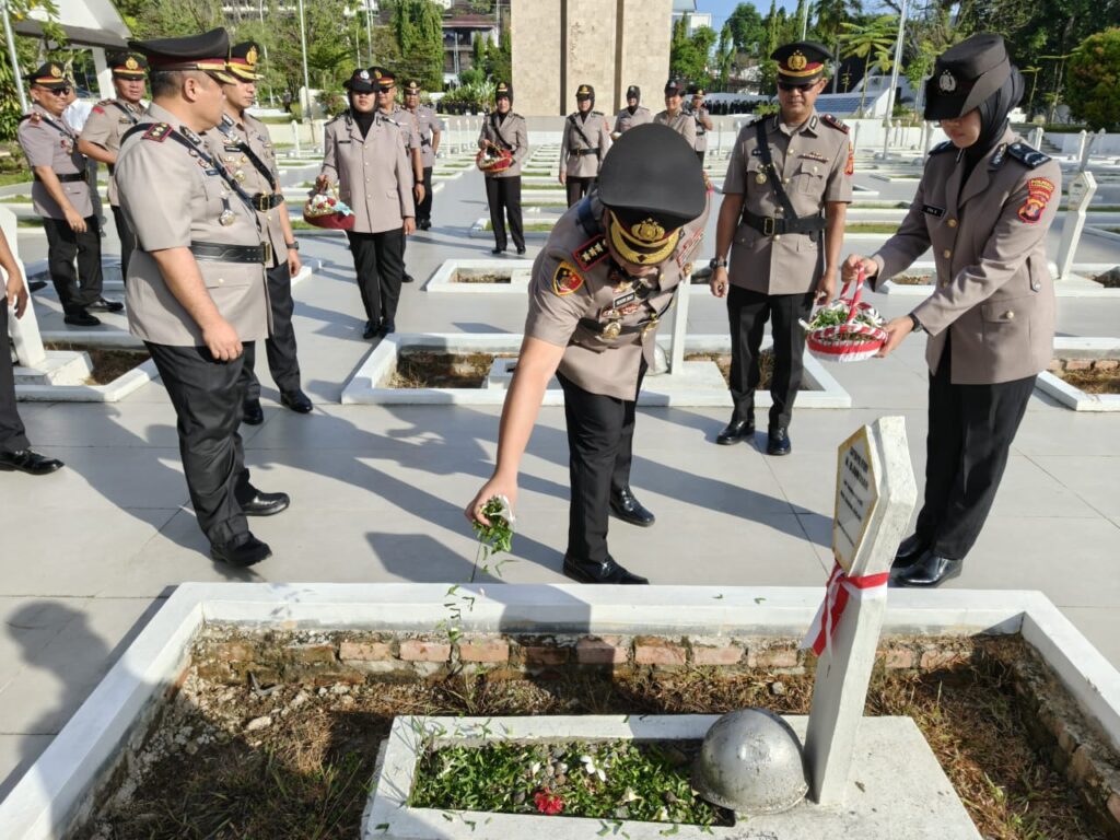 Jelang Hari Bhayangkara ke-79, Polresta Samarinda Laksanakan Ziarah TMP Kesuma Bangsa WhatsApp Image 2025 06 23 at 15.03.23