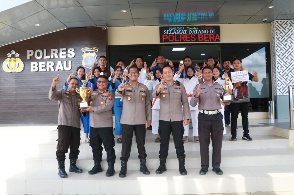 Tim Judo Polres Berau Raih Juara Umum Kapolda Cup 2025, Kapolres Sambut dengan Apresiasi WhatsApp Image 2025 06 24 at 13.14.04 113c6c89