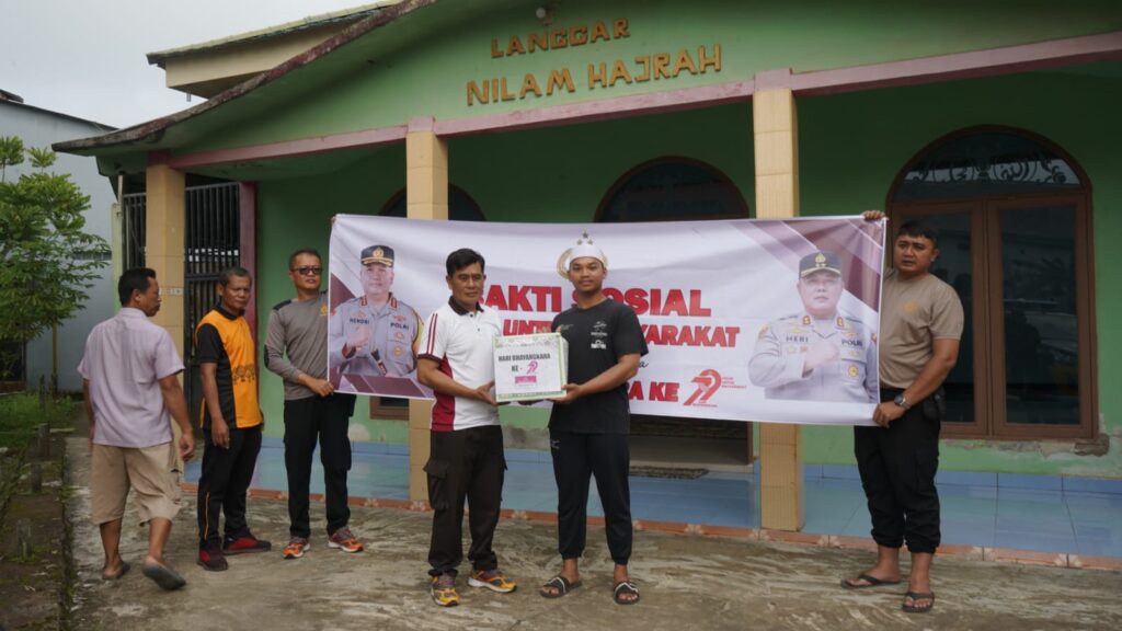 Sambut Hari Bhayangkara ke-79, Polsek Sungai Kunjang Laksanakan Bakti Sosial Bersama Warga di Musholla Nilam Hijrah WhatsApp Image 2025 06 28 at 11.44.07 01ad479b