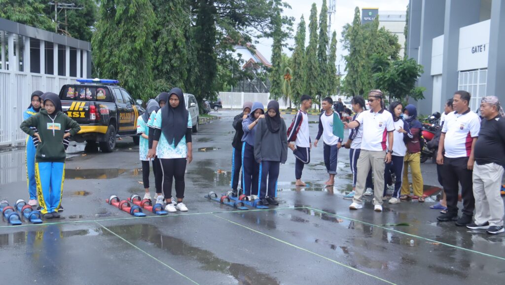 Polsek Samarinda Kota Gelar Lomba Permainan Tradisional, Libatkan 150 Pelajar Sambut HUT Bhayangkara ke-79 WhatsApp Image 2025 06 28 at 14.24.58 fd0d93e1