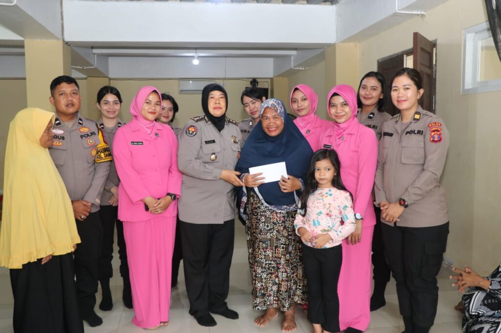 Peringati Hari Bhayangkara ke-79, Polwan dan Bhayangkari Bid Humas Polda Kaltim Gelar Bakti Sosial WhatsApp Image 2025 06 30 at 15.18.04