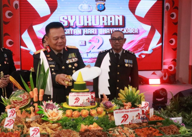 Polda Kaltim Gelar Syukuran Hari Bhayangkara ke-79, Tampilkan Ragam Budaya dan Berikan Penghargaan WhatsApp Image 2025 07 01 at 13.47.36