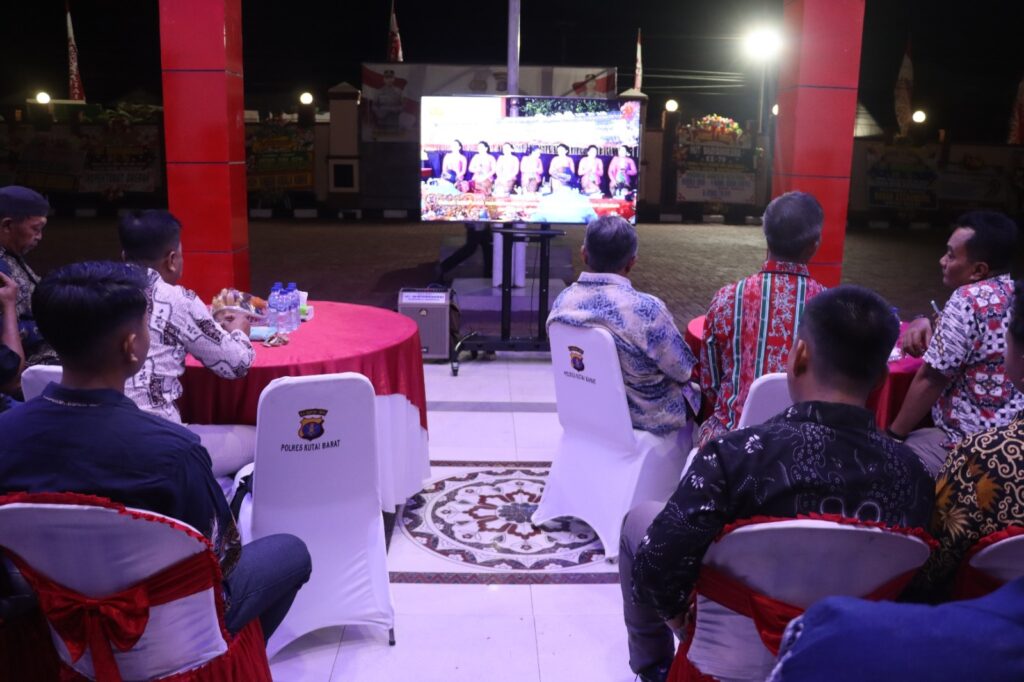 Semarakkan Hari Bhayangkara ke-79, Polres Kubar Gelar Nonton Bareng Wayang Kulit WhatsApp Image 2025 07 05 at 12.26.03