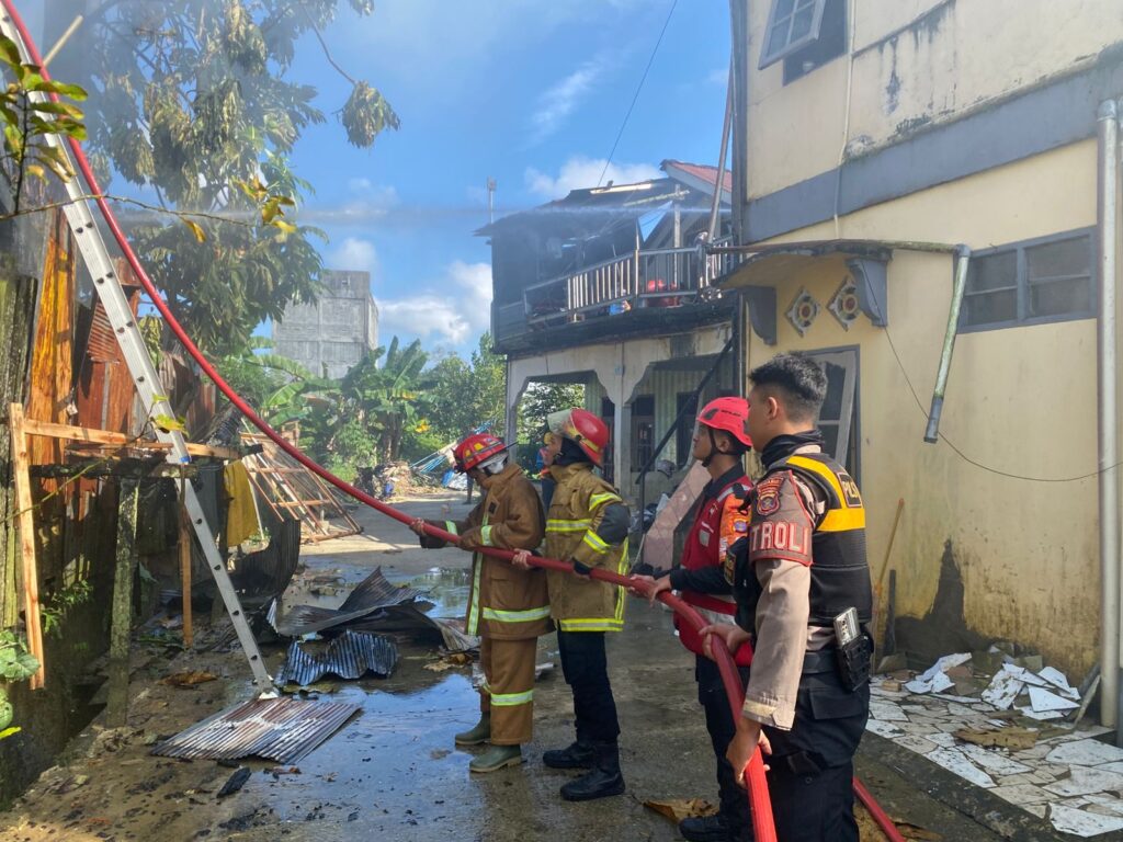 Respons Cepat Polri, Padamkan Kebakaran Rumah Warga di Balikpapan Kota WhatsApp Image 2025 07 06 at 10.55.49