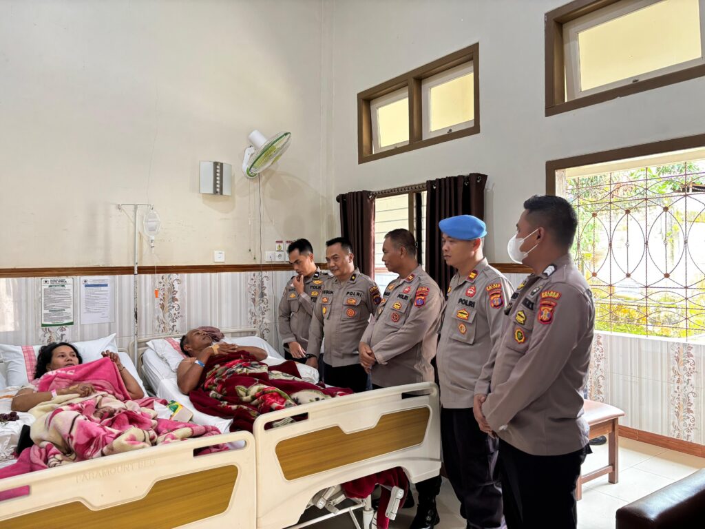 Tunjukkan Empati dan Soliditas, PJU Polres Kutai Barat Jenguk Personel yang Sakit WhatsApp Image 2025 07 07 at 12.15.43 612deca5