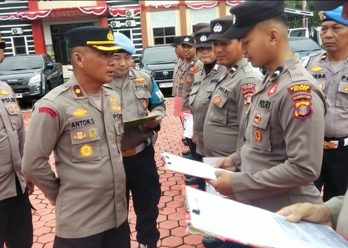 Tekankan Kedisiplinan dan Profesionalisme, Waka Polres Paser Tinjau Kesiapan Personel dalam Apel Pagi WhatsApp Image 2025 07 08 at 11.36.16
