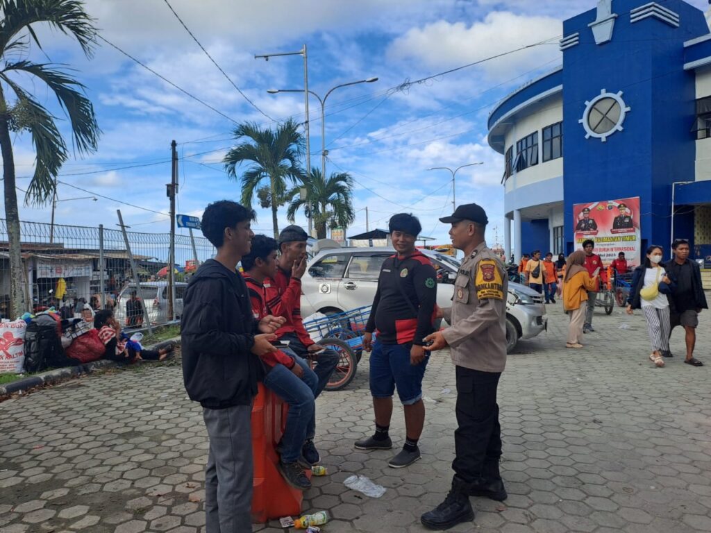 Bhabinkamtibmas Loktuan Perkuat Sinergi dengan Buruh TKBM Pelabuhan Lewat Sambang Kamtibmas WhatsApp Image 2025 07 10 at 08.00.53 0867212c