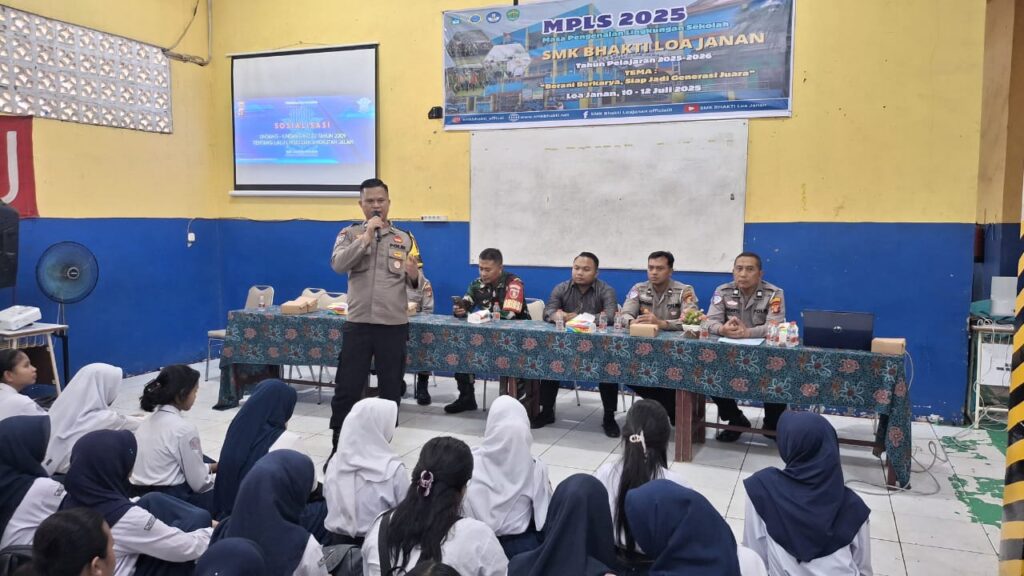 Police Goes to School, Polres Kukar Kunjungi SMK Bhakti Loa Janan beri Edukasi Pemahaman Hukum kepada Siswa Baru di Sela-Sela MPLS WhatsApp Image 2025 07 12 at 11.55.24