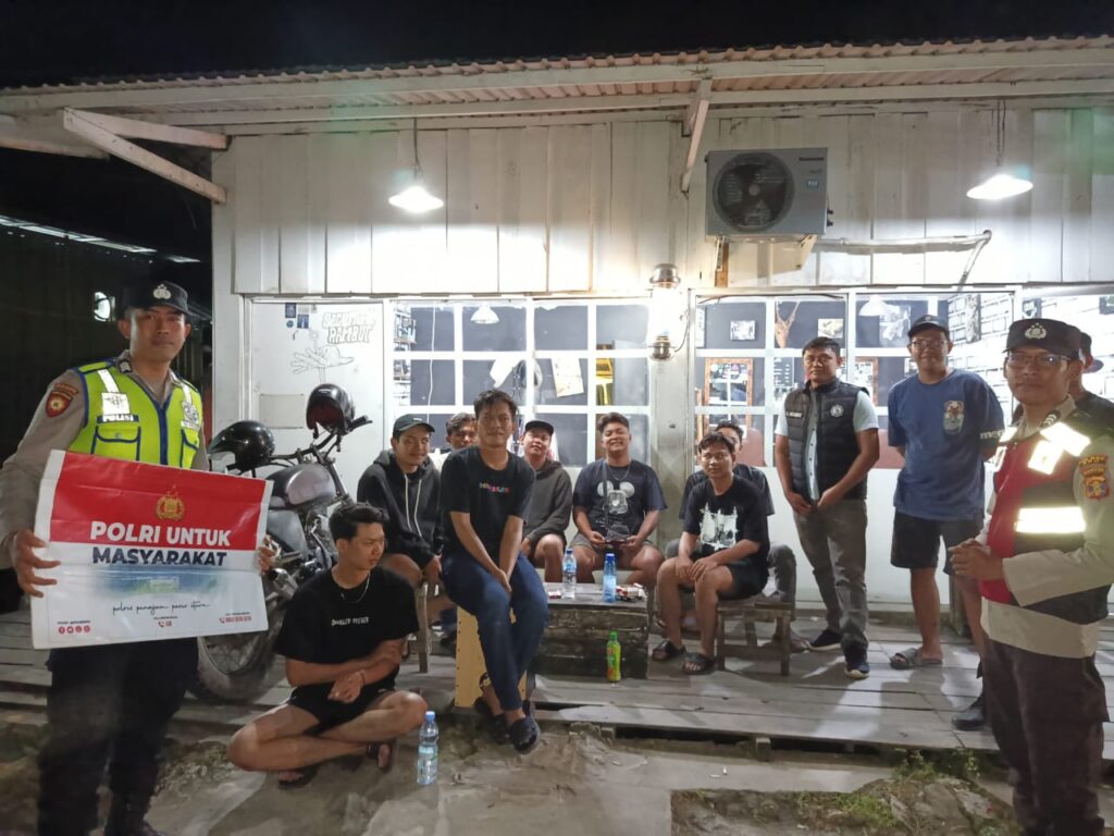 Pastikan Kondusifitas Kamtibmas, Polsek Waru Gelar Patroli Dialogis di Tengah Masyarakat WhatsApp Image 2025 07 14 at 11.17.44 25158412