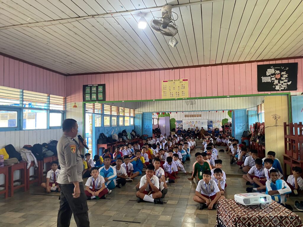 Polsek Long Bagun Edukasi Pelajar SMPN 1 tentang Bahaya Narkoba dan Pentingnya Tertib Berlalu Lintas WhatsApp Image 2025 07 14 at 13.12.32 213787ef