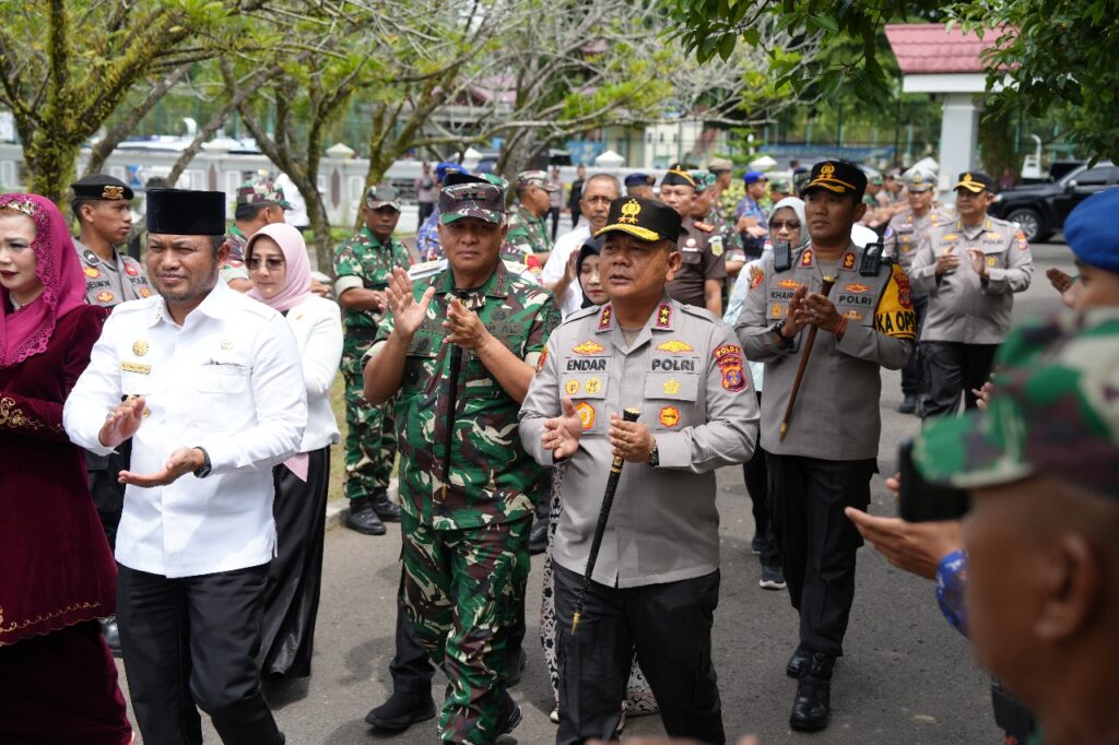 Lakukan Kunjungan Kerja Sinergitas di Kab.Berau, Kapolda Kaltim: Perkuat Kolaborasi untuk Masyarakat yang Aman dan Sejahtera WhatsApp Image 2025 07 17 at 11.33.40