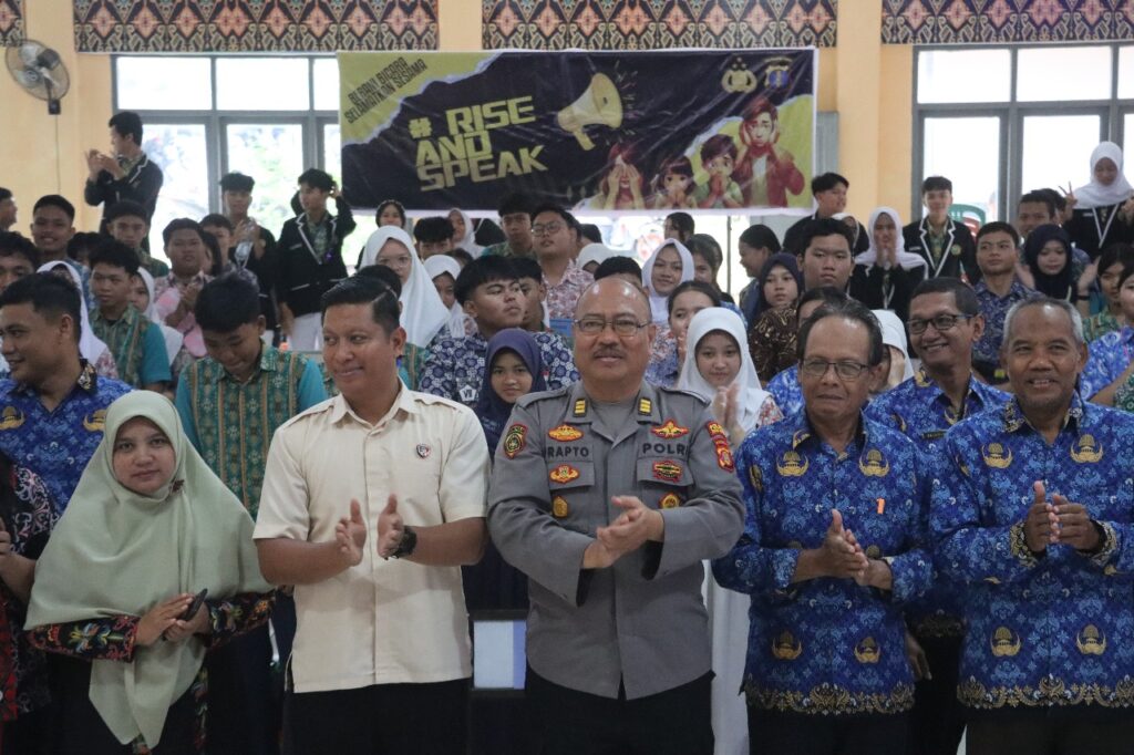 Police Goes To School, Polres Kutai Barat Ajak Pelajar SMAN 1 Kutai Barat untuk ‘Berani Bersuara’ dalam Sosialisasi Multisektor WhatsApp Image 2025 07 17 at 12.04.39