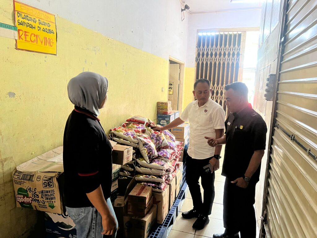 Lakukan Sidak Komoditas Beras secara Langsung, Polres Bontang Pastikan Tidak Ada Peredaran Oplosan WhatsApp Image 2025 07 17 at 12.52.16