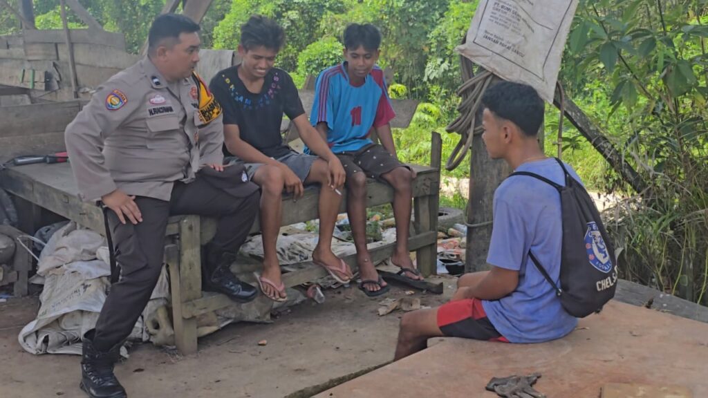 Bhabinkamtibmas Desa Budaya Sungai Bawang Tingkatkan Sinergi Lewat Sambang Kamtibmas di Muara Badak WhatsApp Image 2025 07 18 at 09.05.53 7725dabf