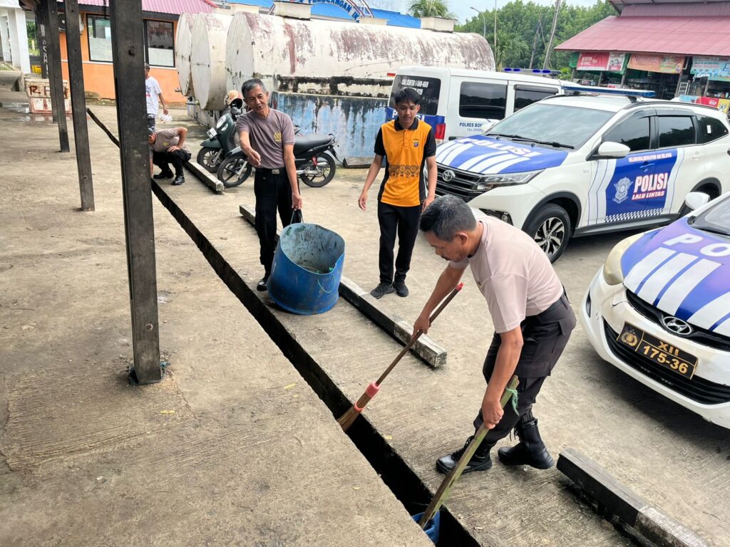 Polres Bontang Wujudkan Kepedulian Lewat Jum’at Berkah dan Aksi Bersih Pesisir di TPI Tanjung Limau WhatsApp Image 2025 07 18 at 09.20.57 4e999ed8