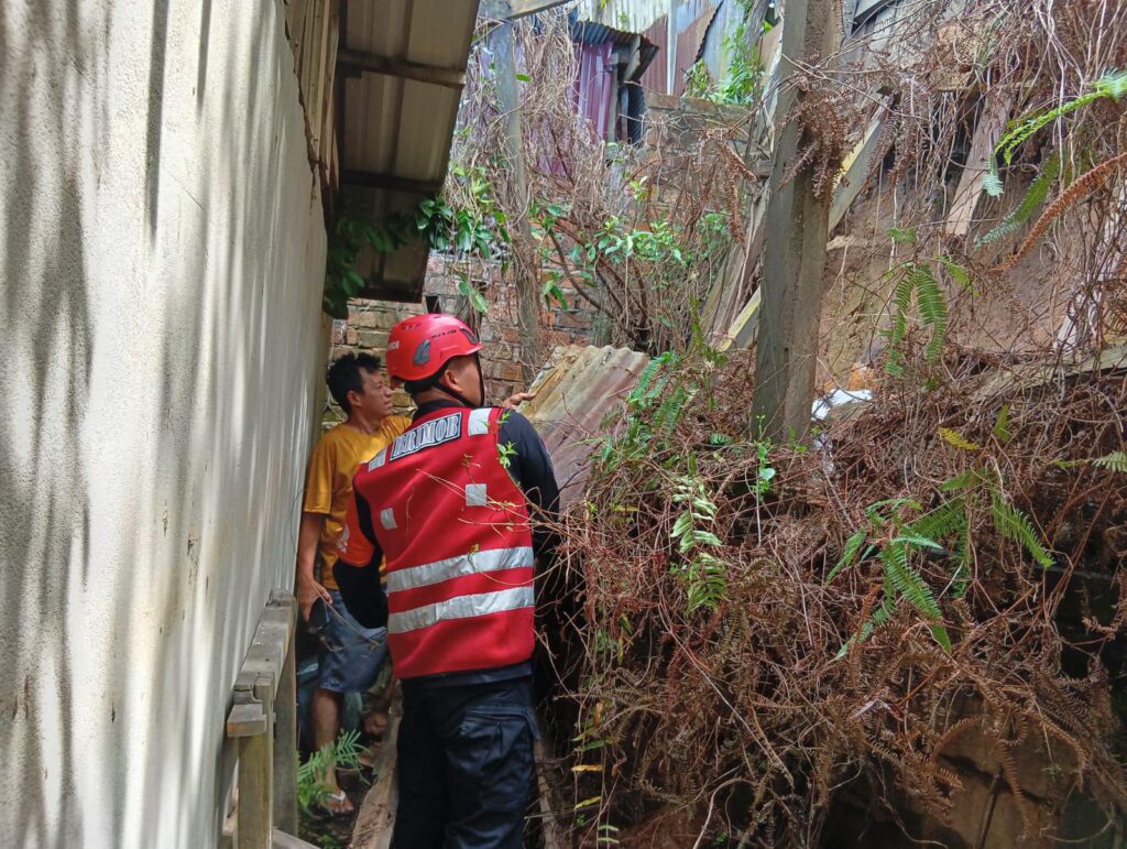 Sat Brimob Polda Kaltim Gerak Cepat Bantu Masyarakat Tangani Longsor di Gunung Polisi Balikpapan WhatsApp Image 2025 07 20 at 11.28.32